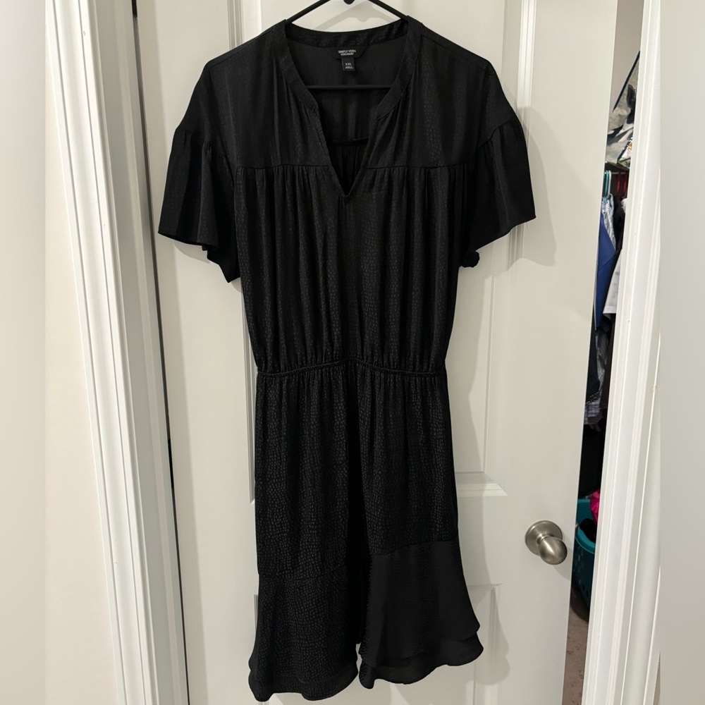 *** Make an Offer!! 
Simply Vera Vera Wang Black V-Neck Dress Size XXL